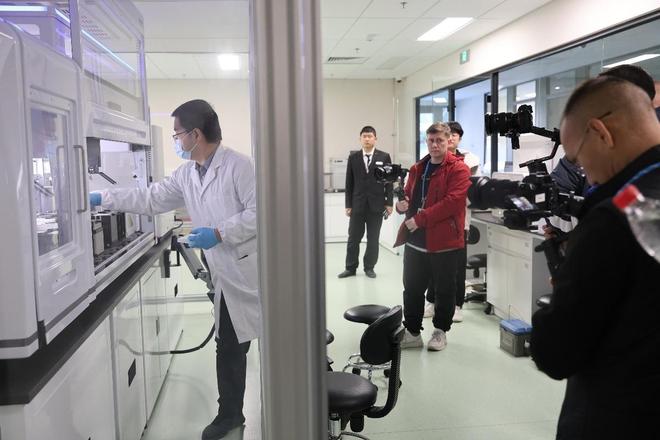 「魅力北京」俄哈摄制组探访中关村生命科学园,感受北京医药健康产业的创新活力